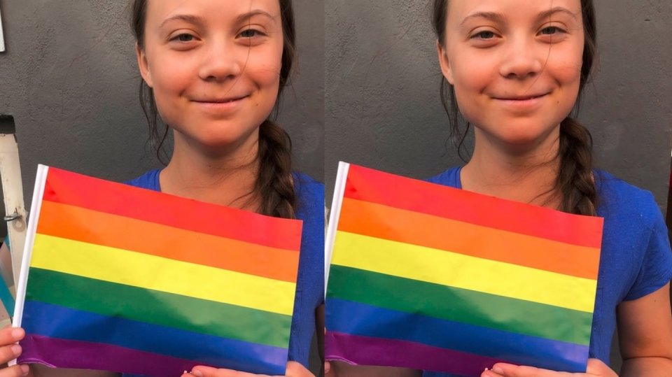 Greta Thunberg s duhovou vlajkou